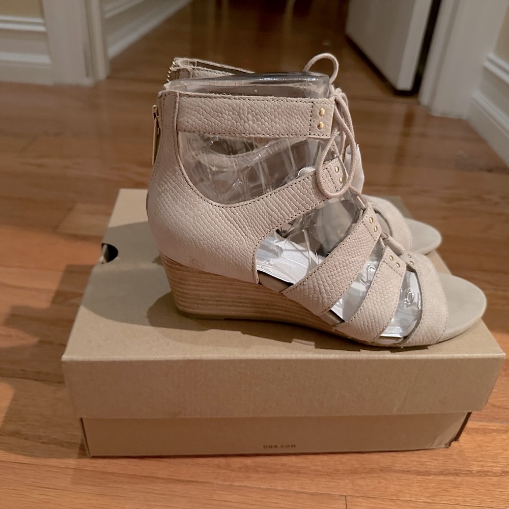 UGG Women’s Yasmin Snake Gladiator Sandal Horchata 7 US worn twice